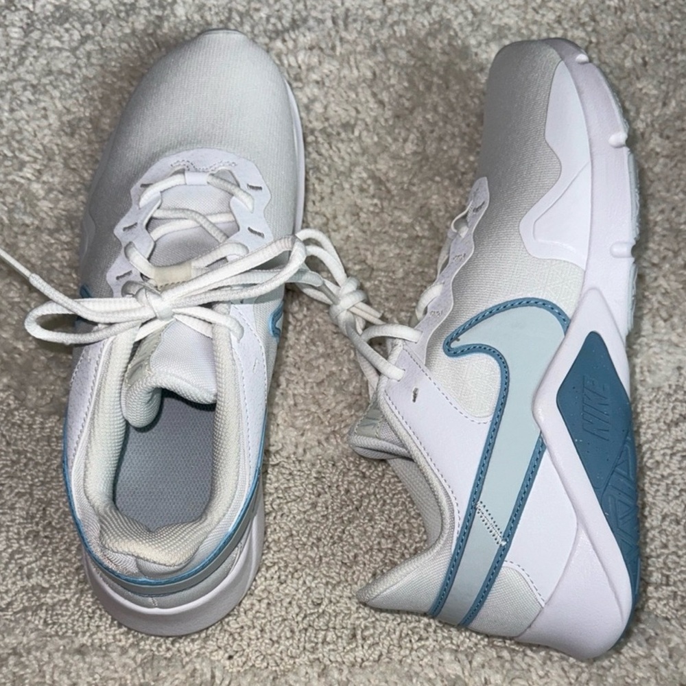 NEW Nike Legend Essential 2 Sneakers - Size 8.5